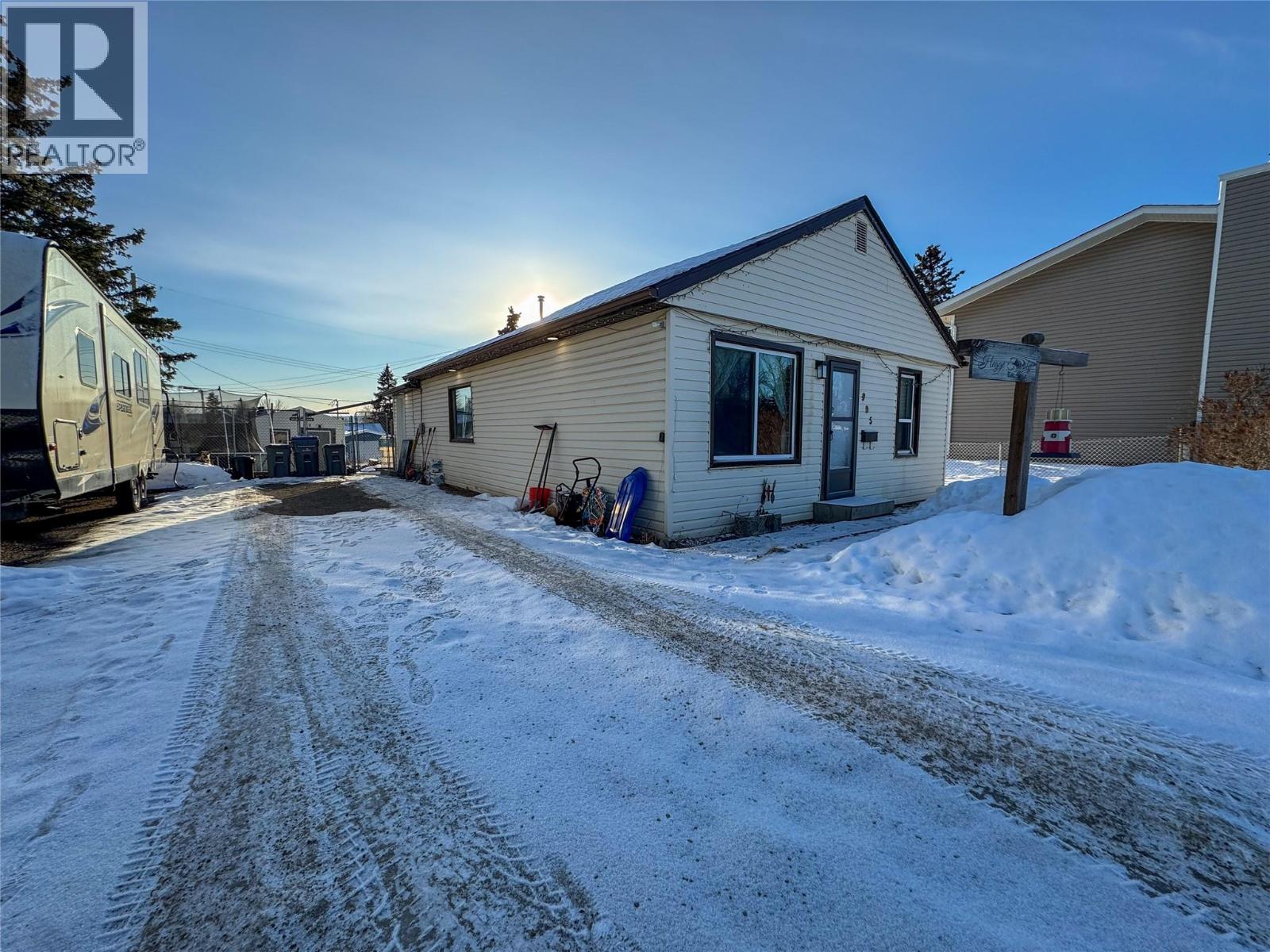 905 91 Avenue, Dawson Creek, British Columbia  V1G 1A9 - Photo 2 - 10373870