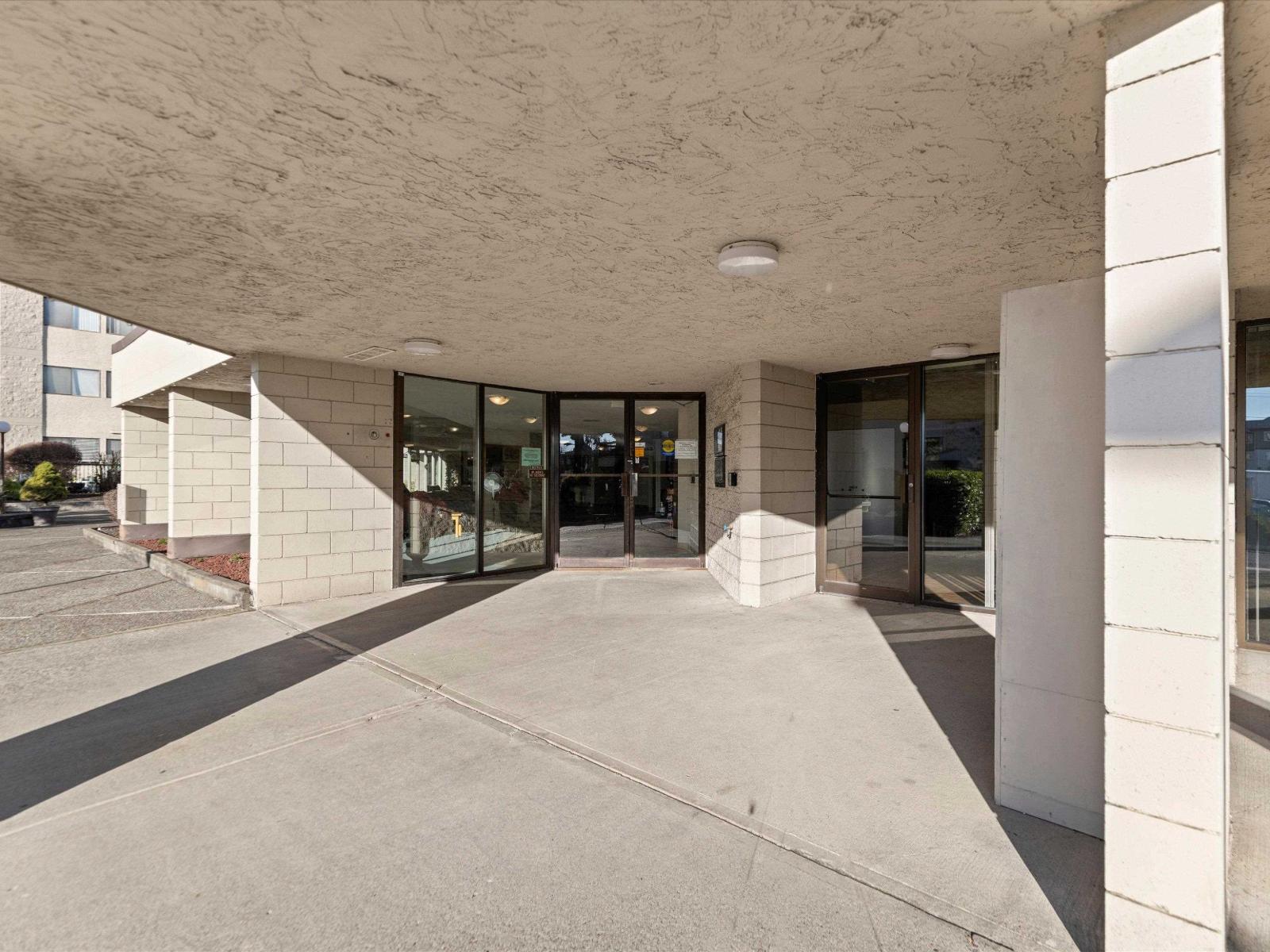 301 31955 Old Yale Road, Abbotsford, British Columbia  V2T 4N1 - Photo 3 - R3083216