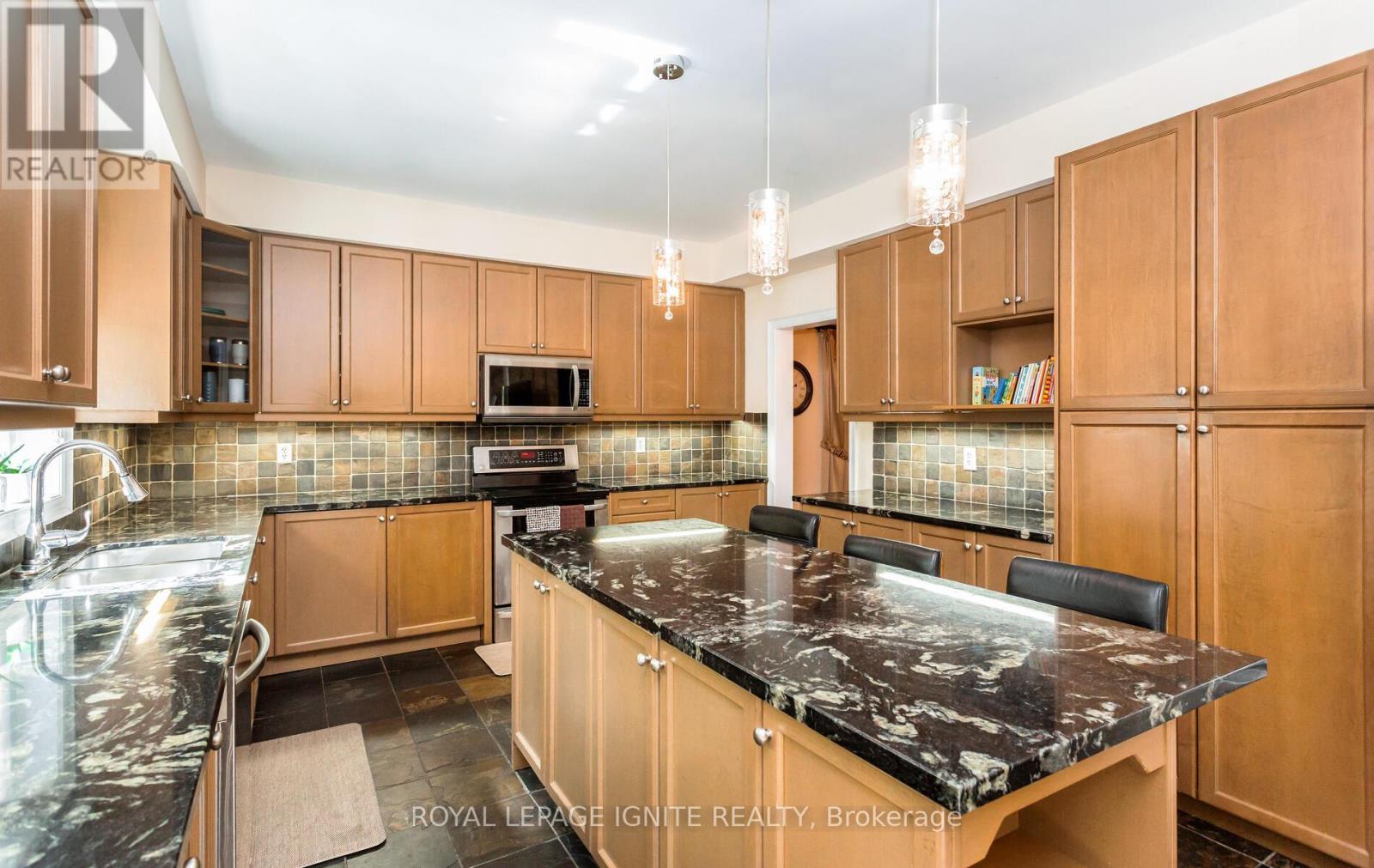 36 Valleyridge Crescent, Brampton, Ontario  L6P 2C8 - Photo 8 - W12677530