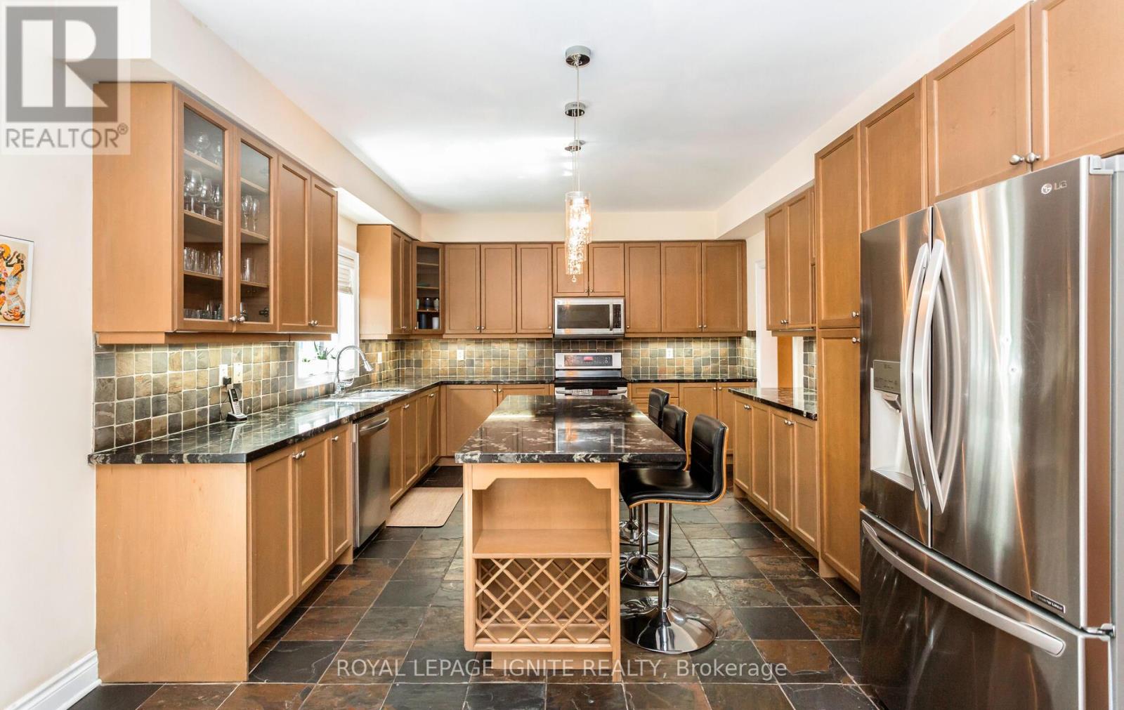 36 Valleyridge Crescent, Brampton, Ontario  L6P 2C8 - Photo 7 - W12677530