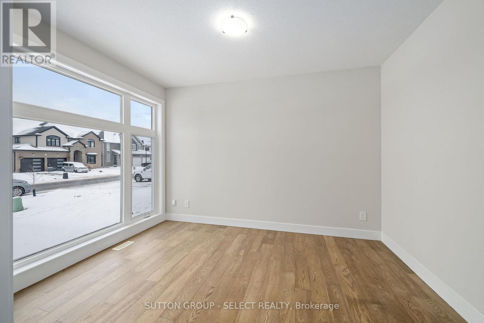 70 Royal Crescent, Southwold, Ontario  N5P 3T2 - Photo 5 - X12730718