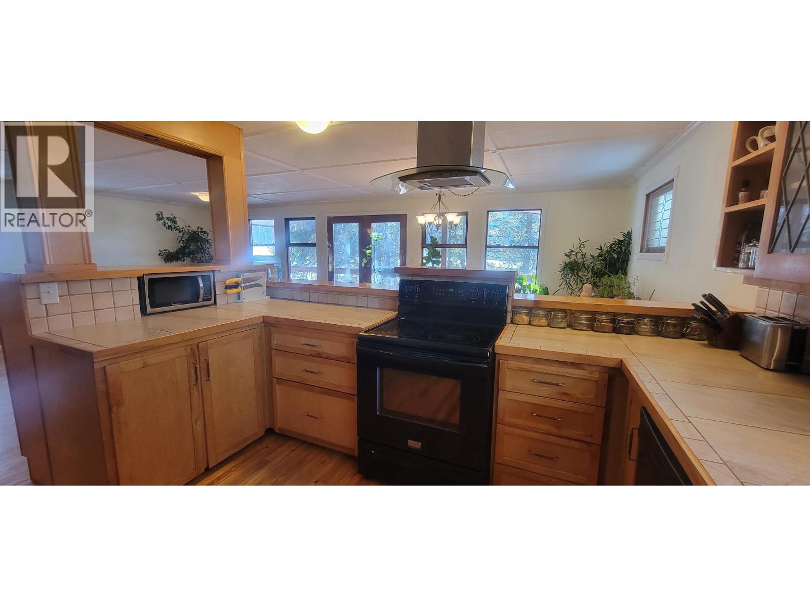 9841 Talbot Road, Nelway, British Columbia V0G 1Z0 - Photo 5 - 10372904