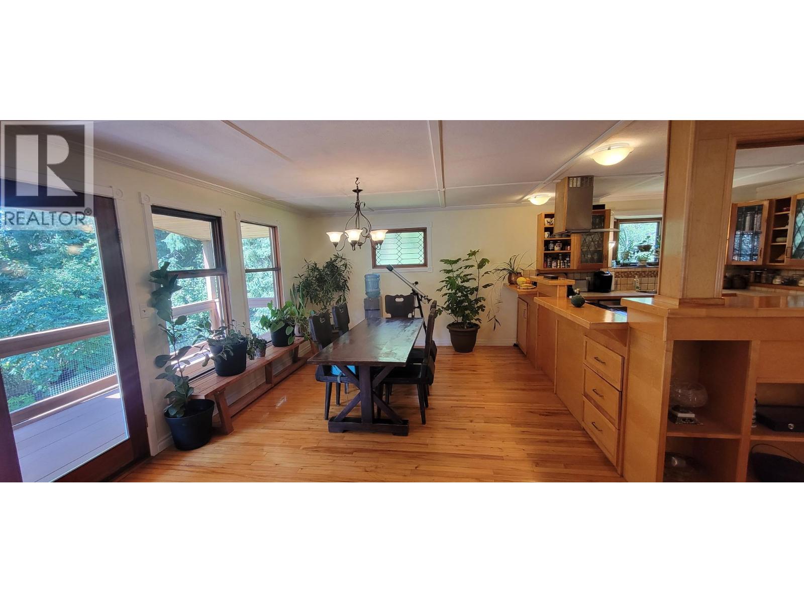 9841 Talbot Road, Nelway, British Columbia V0G 1Z0 - Photo 8 - 10372904