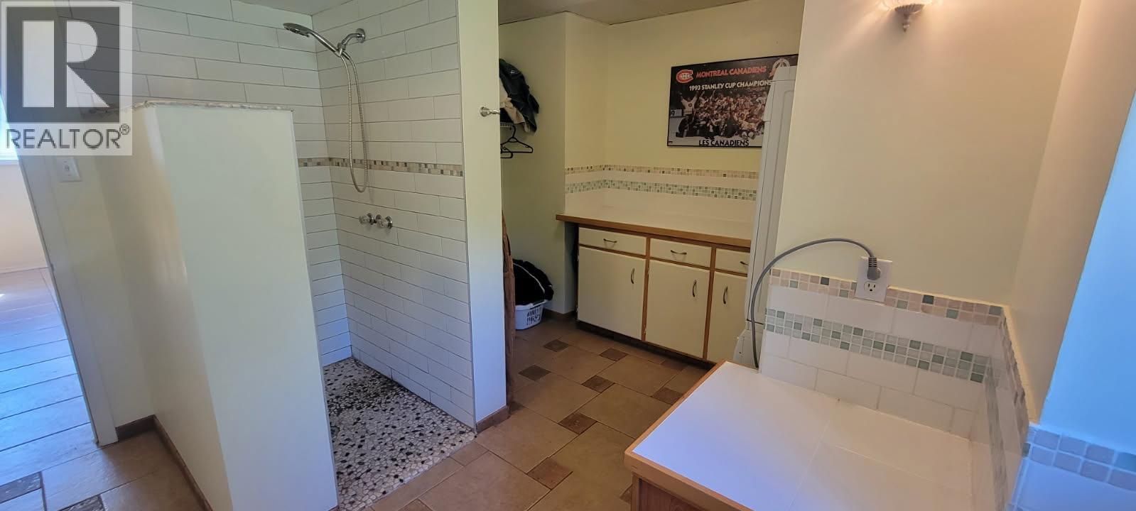 9841 Talbot Road, Nelway, British Columbia V0G 1Z0 - Photo 17 - 10372904