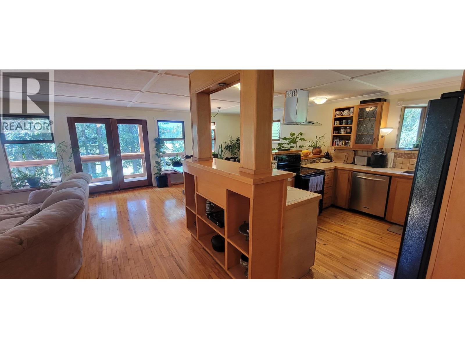 9841 Talbot Road, Nelway, British Columbia V0G 1Z0 - Photo 3 - 10372904