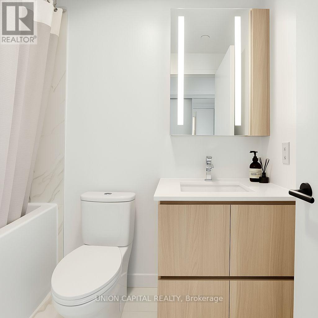 530 - 215 Lakeshore Road W, Mississauga, Ontario  L5H 0A9 - Photo 16 - W12729340