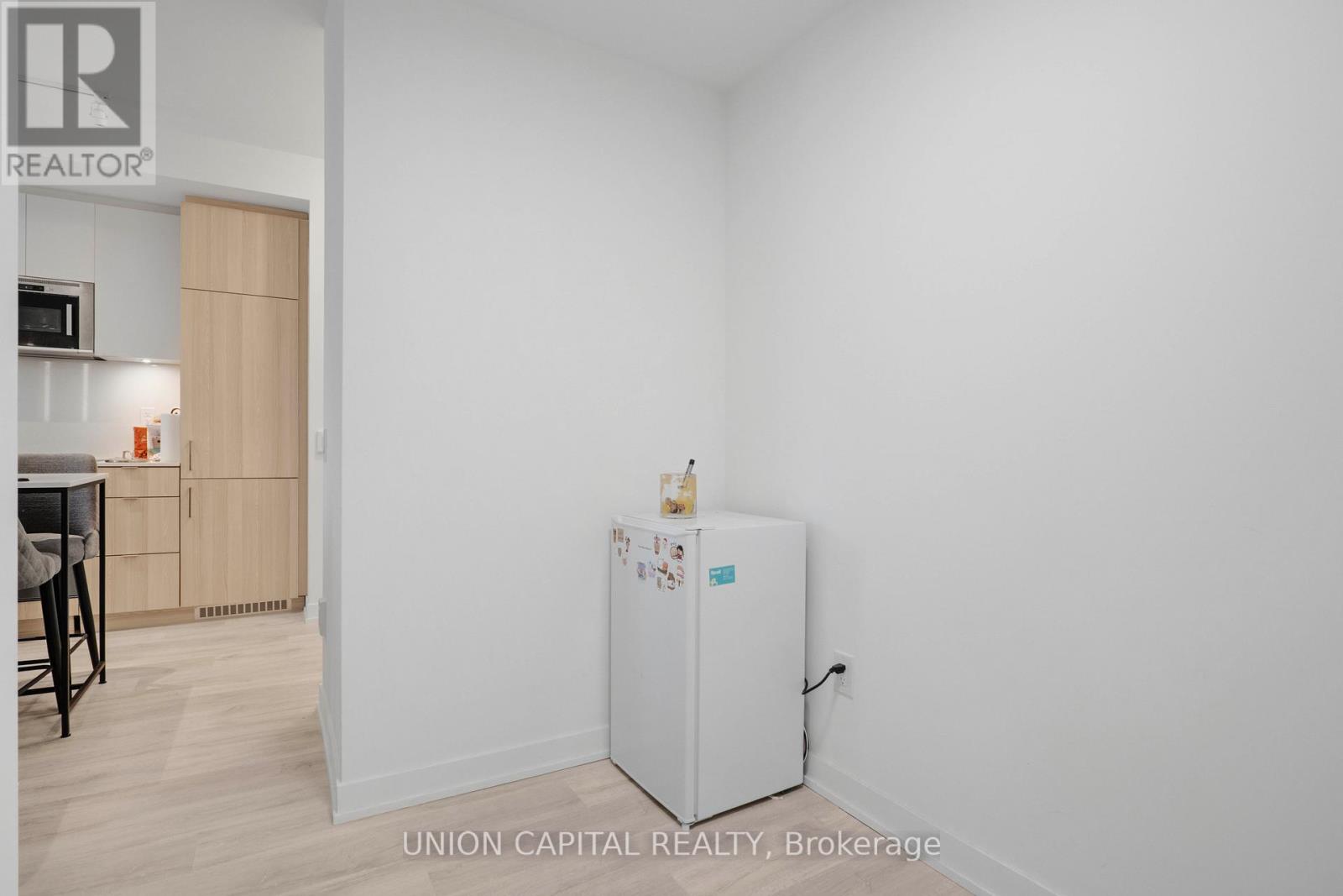 530 - 215 Lakeshore Road W, Mississauga, Ontario  L5H 0A9 - Photo 18 - W12729340