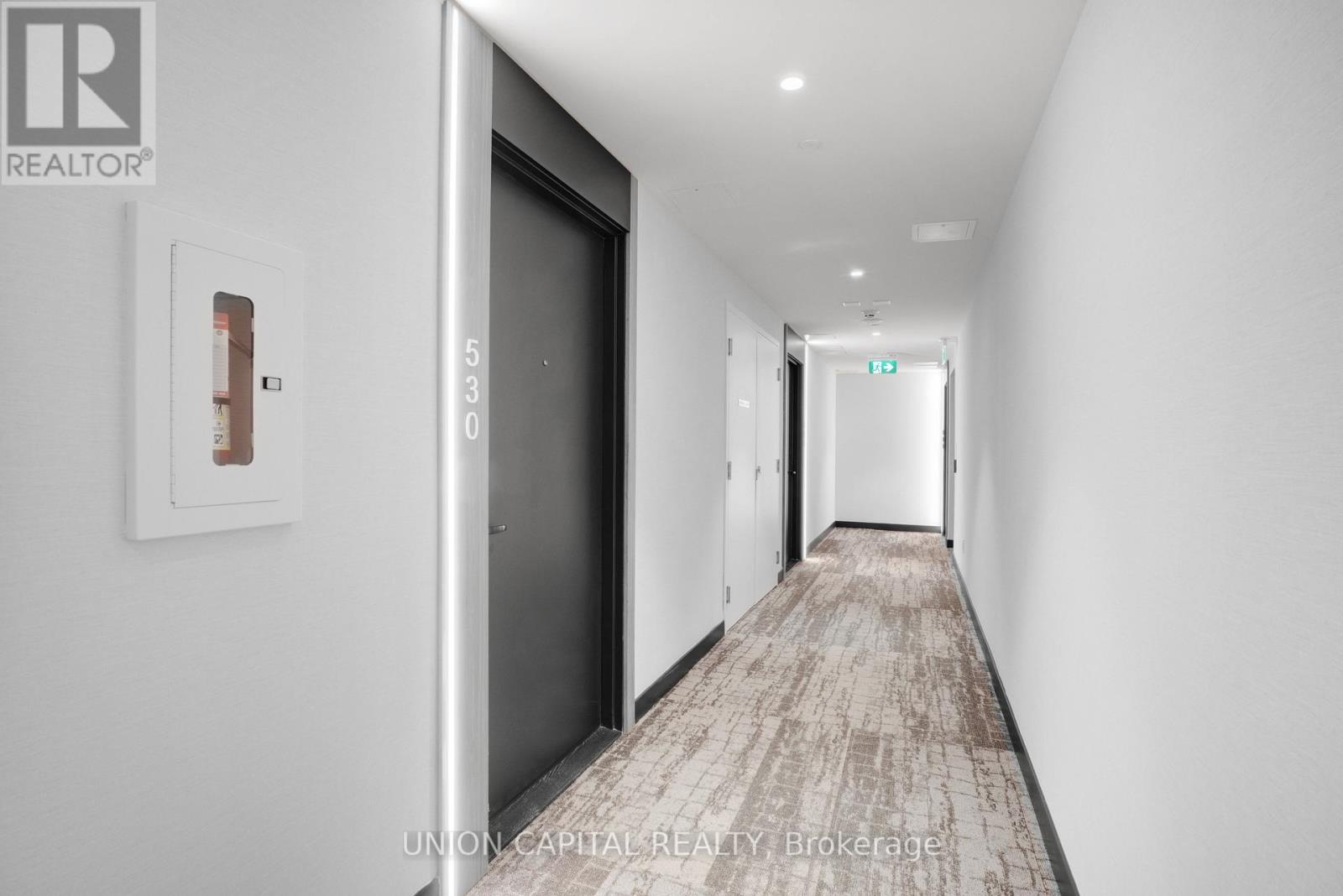 530 - 215 Lakeshore Road W, Mississauga, Ontario  L5H 0A9 - Photo 4 - W12729340