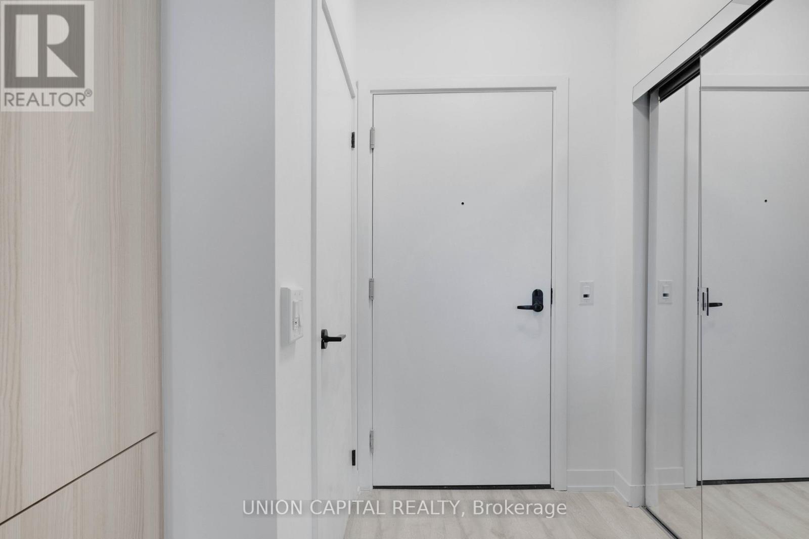 530 - 215 Lakeshore Road W, Mississauga, Ontario  L5H 0A9 - Photo 5 - W12729340