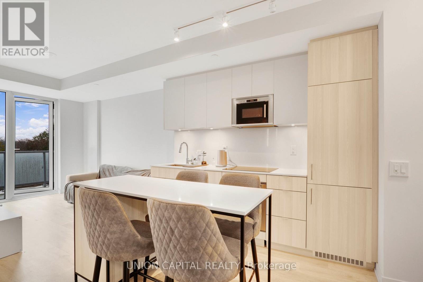 530 - 215 Lakeshore Road W, Mississauga, Ontario  L5H 0A9 - Photo 6 - W12729340