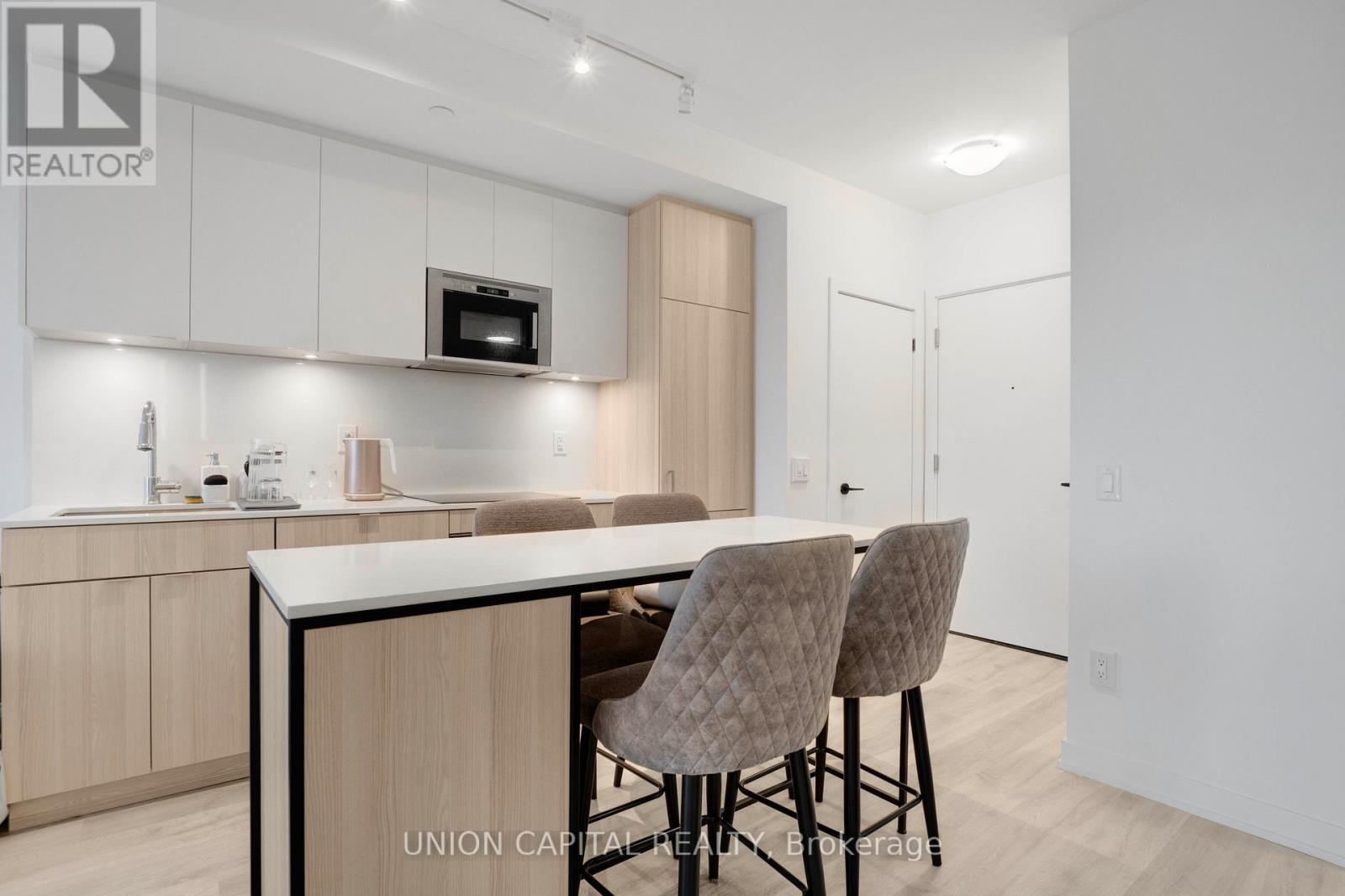 530 - 215 Lakeshore Road W, Mississauga, Ontario  L5H 0A9 - Photo 8 - W12729340