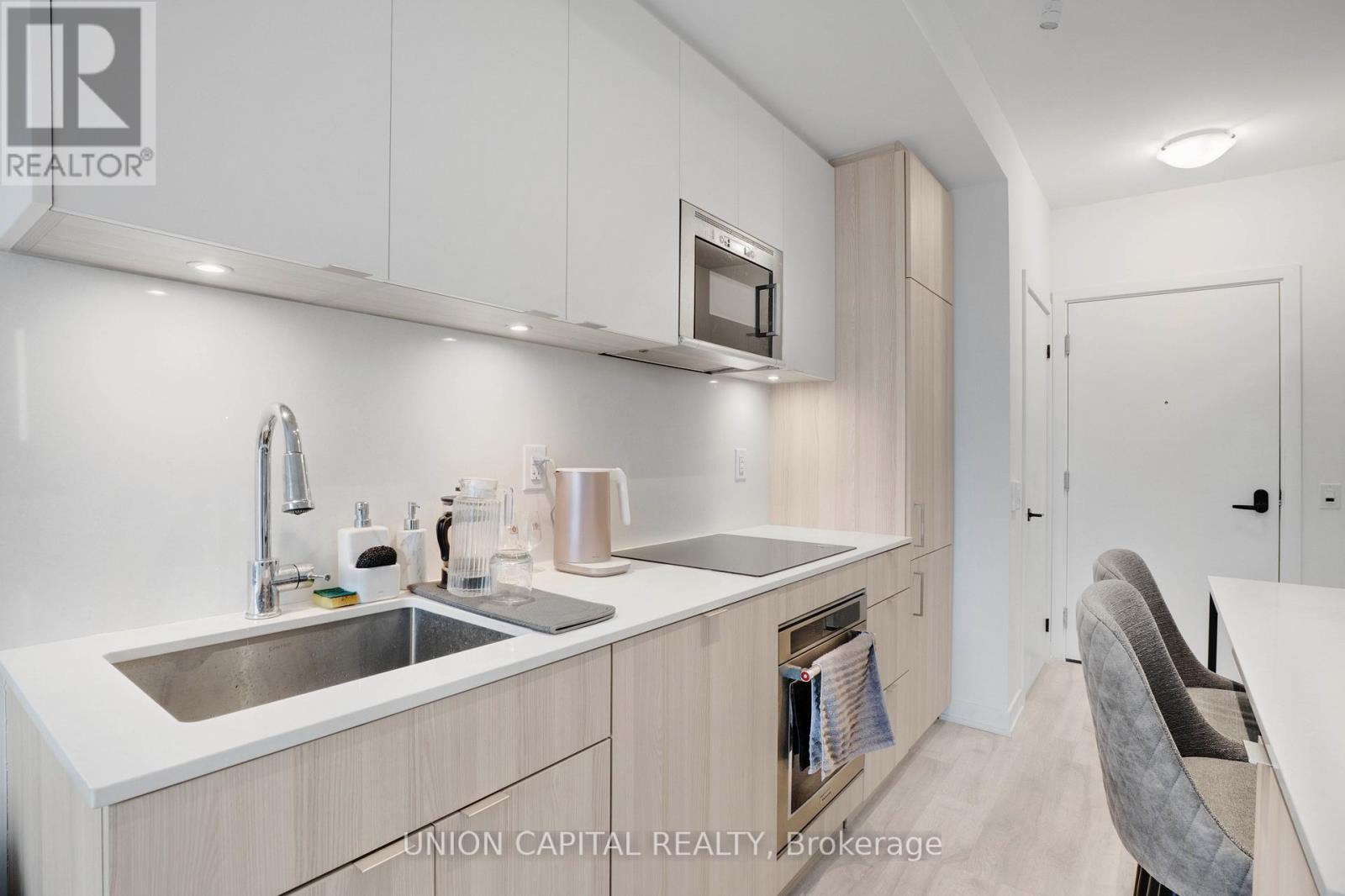 530 - 215 Lakeshore Road W, Mississauga, Ontario  L5H 0A9 - Photo 9 - W12729340