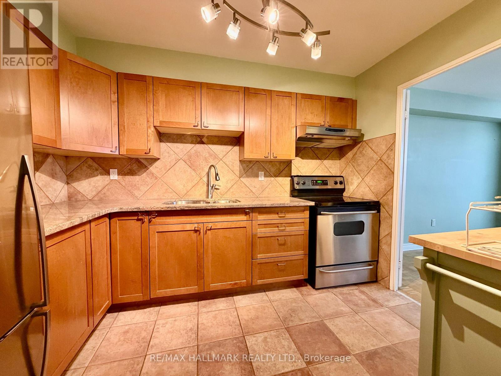 817 - 360 Ridelle Avenue, Toronto, Ontario  M6B 1K1 - Photo 3 - W12730726