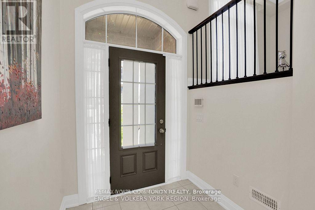 29 Nardini Lane N, Richmond Hill, Ontario  L4C 1C2 - Photo 4 - N12730852