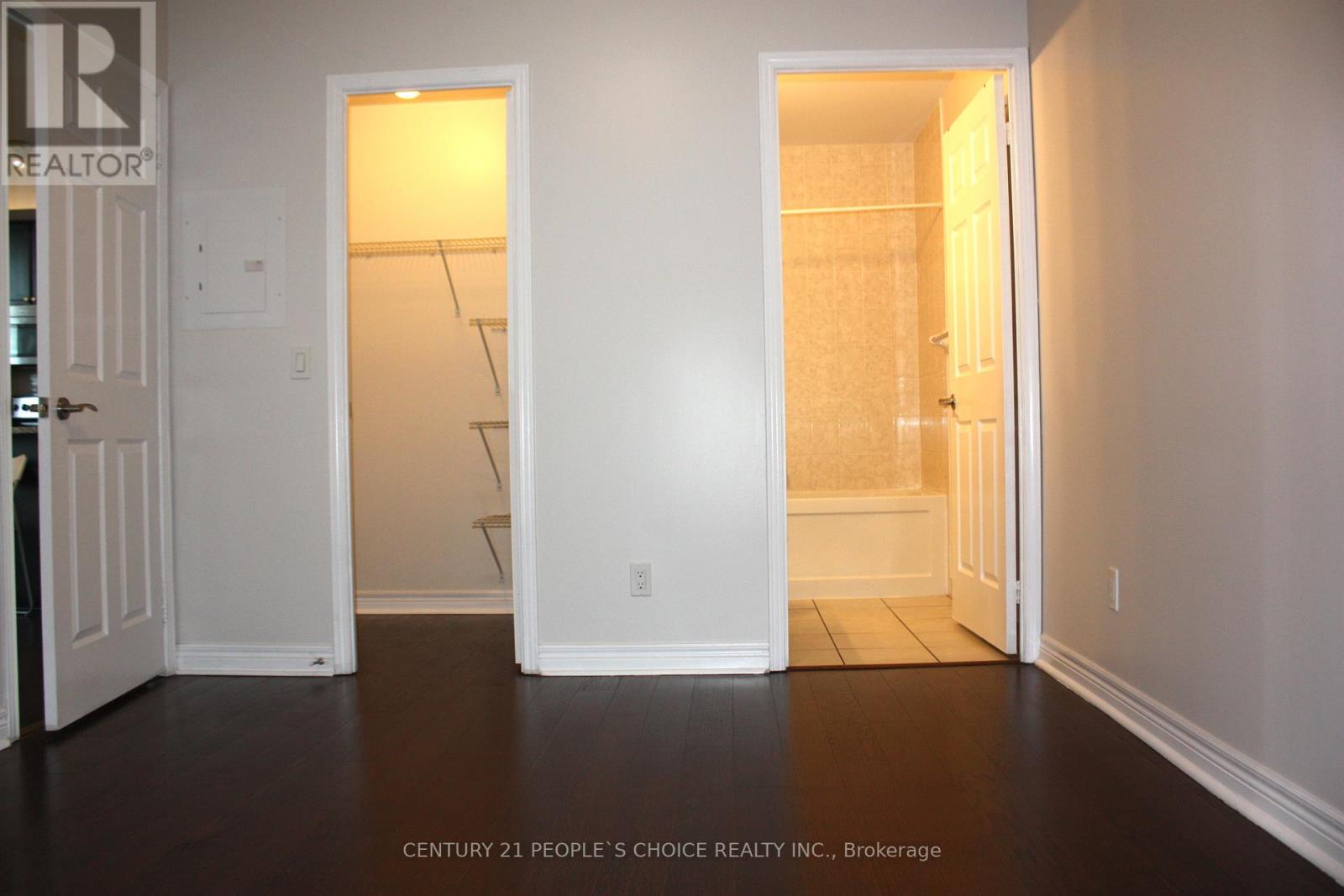 305 - 339 Rathburn Road W, Mississauga, Ontario  L5B 0K6 - Photo 11 - W12730740