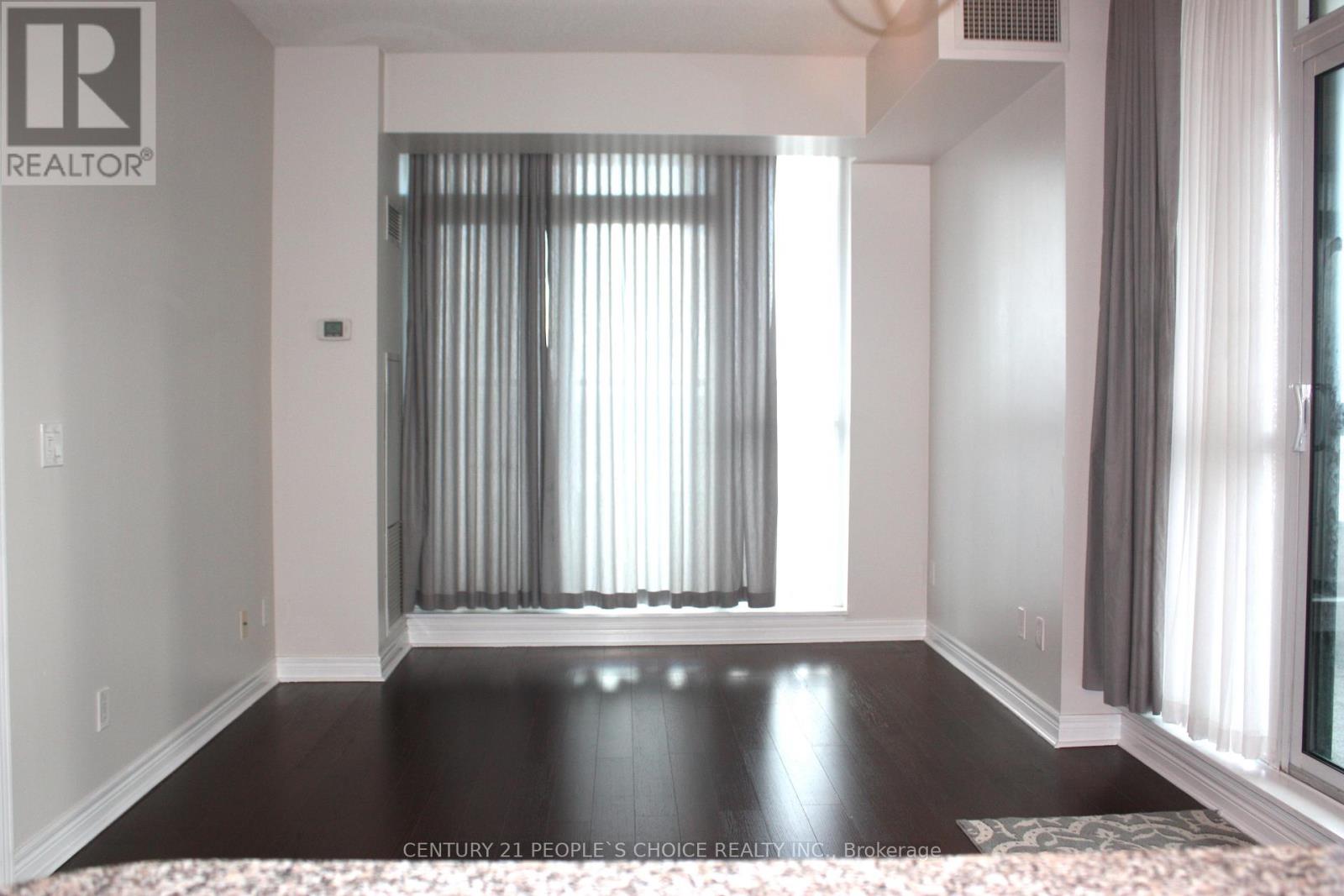 305 - 339 Rathburn Road W, Mississauga, Ontario  L5B 0K6 - Photo 5 - W12730740