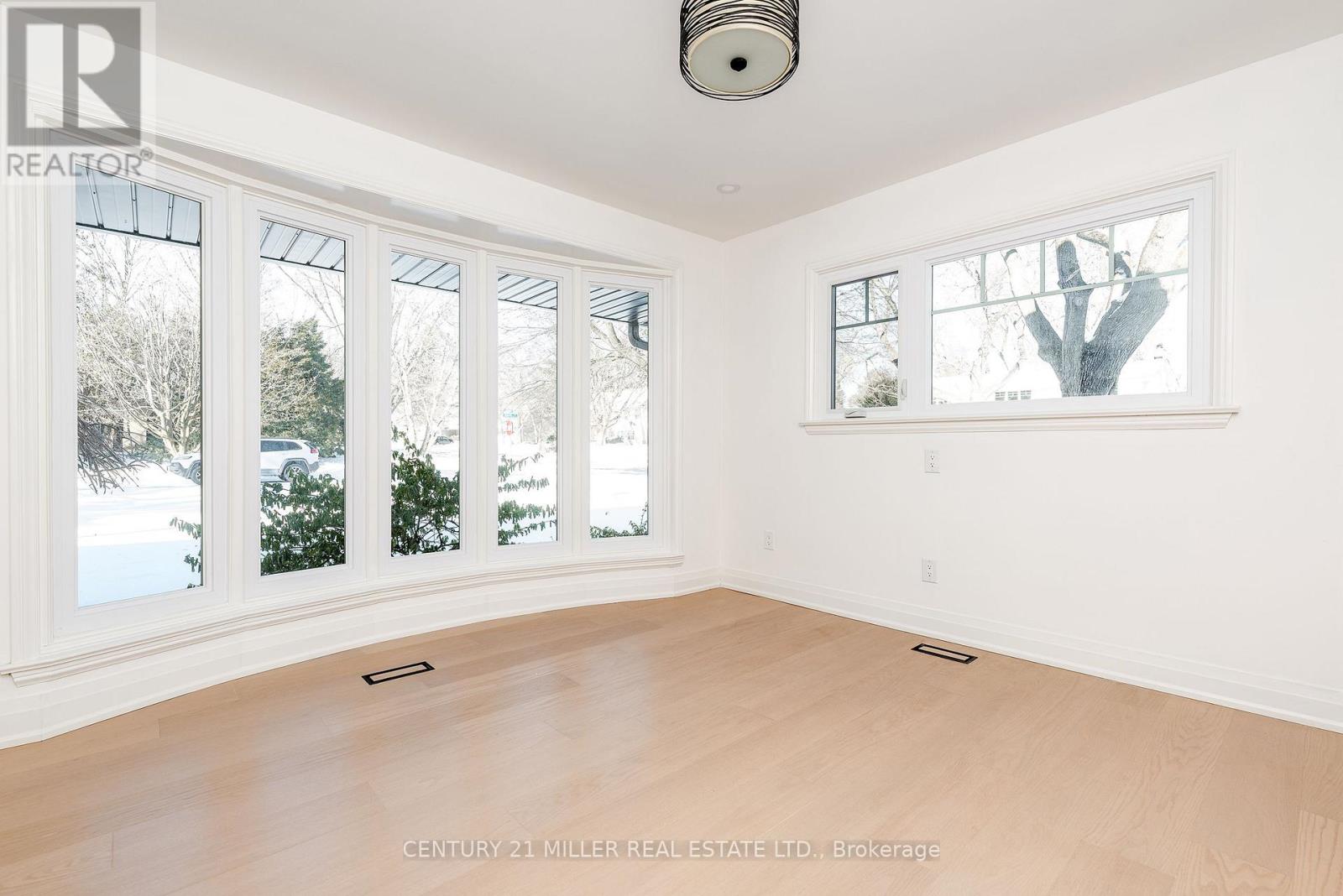 134 Abbey Court, Oakville, Ontario  L6J 4L1 - Photo 5 - W12730744