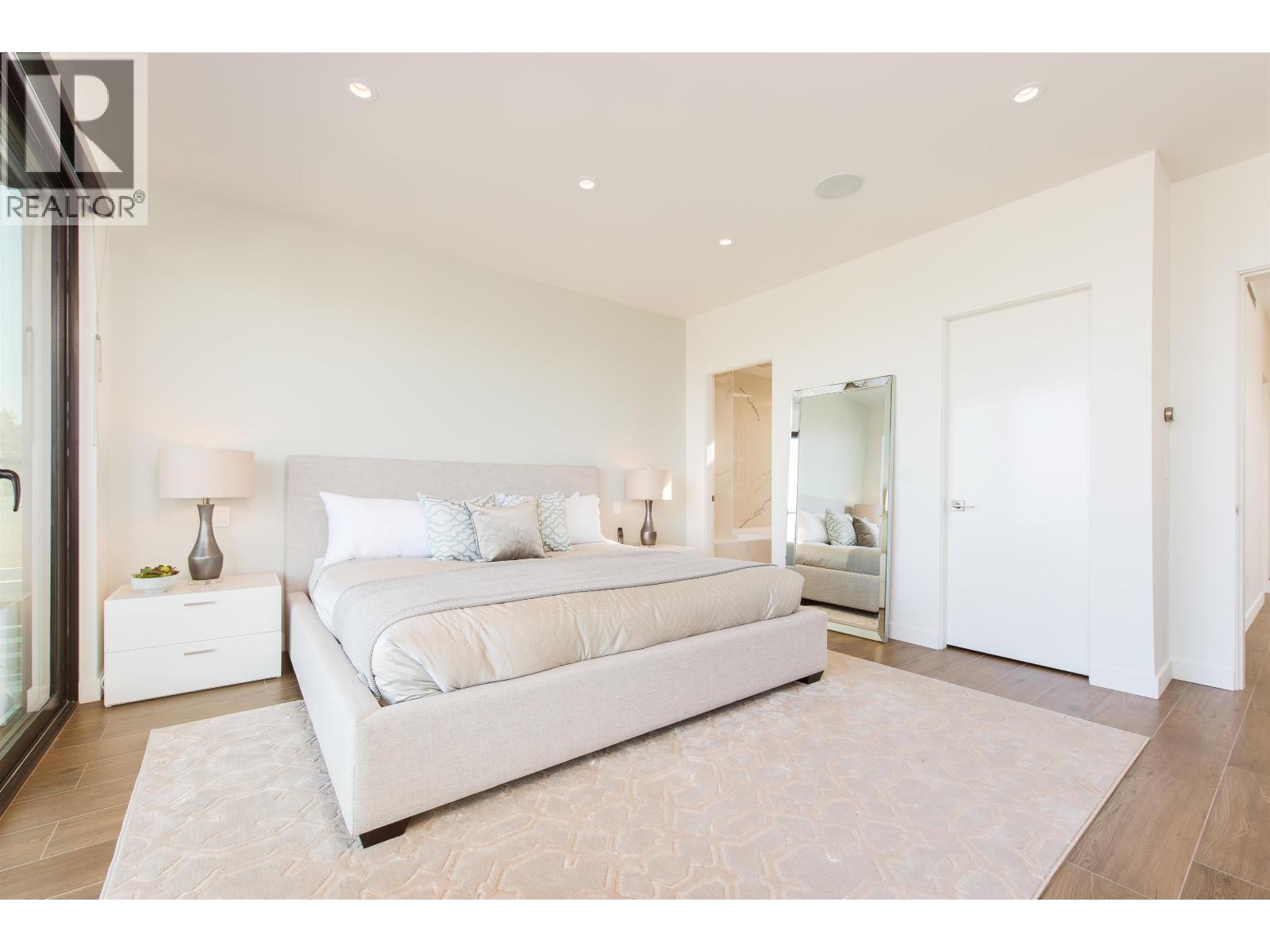 107 N Hythe Avenue, Burnaby, British Columbia  V5B 1G3 - Photo 12 - R3083066