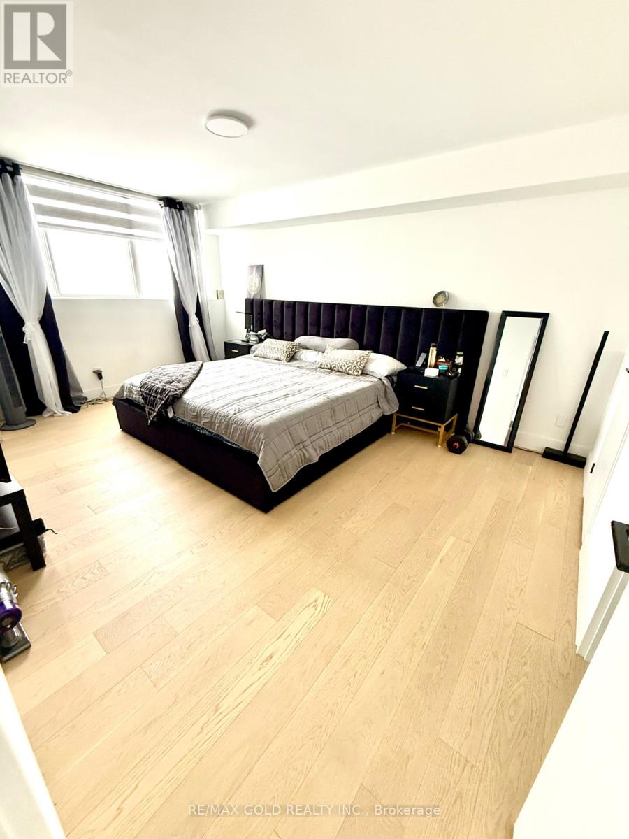 2108 - 3700 Kaneff Crescent, Mississauga, Ontario  L5A 4B8 - Photo 2 - W12730556