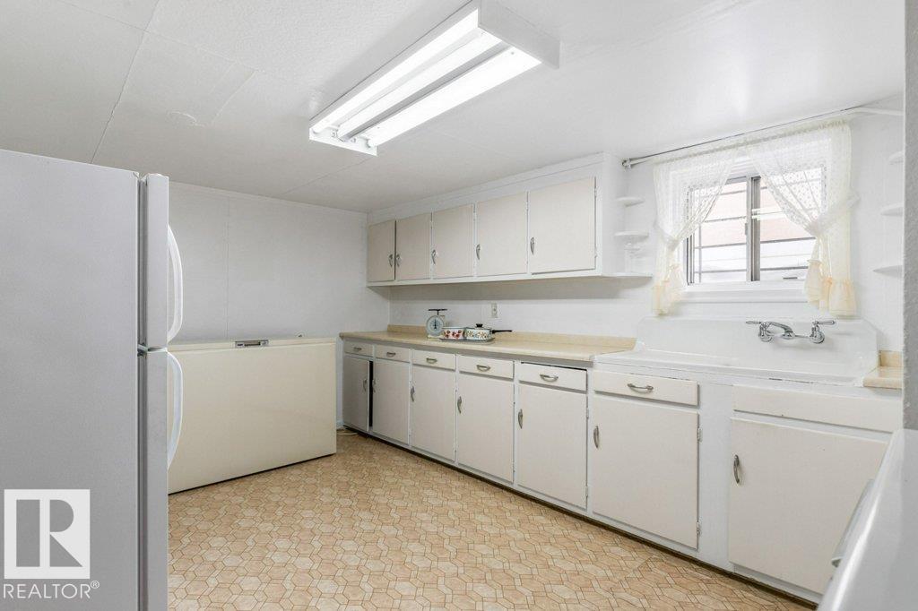 8810 93 St Nw, Edmonton, Alberta  T6C 3T1 - Photo 11 - E4470919