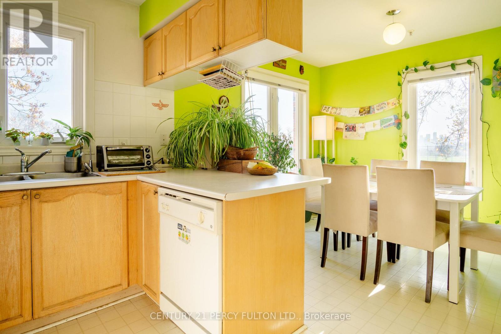 6a Leaside Park Drive, Toronto, Ontario  M4H 1R3 - Photo 7 - C12730970