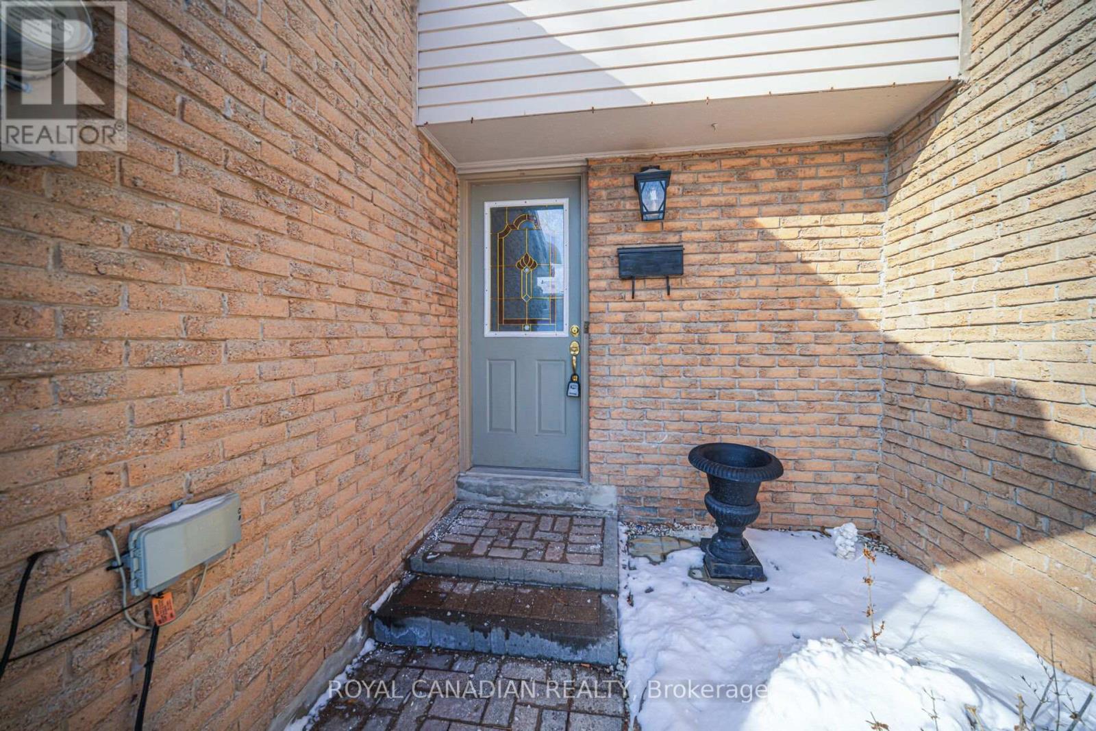 116 - 1538 Lancaster Drive, Oakville, Ontario  L6H 2Z3 - Photo 4 - W12731020