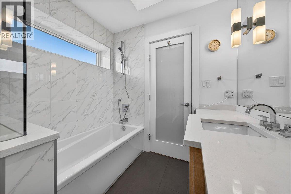 2 252 E 19th Street, North Vancouver, British Columbia  V7L 2Z2 - Photo 13 - R3083047