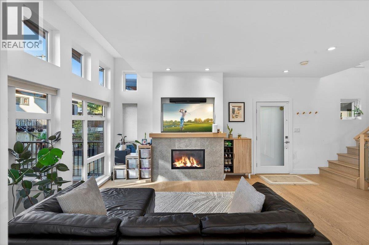 2 252 E 19th Street, North Vancouver, British Columbia  V7L 2Z2 - Photo 3 - R3083047