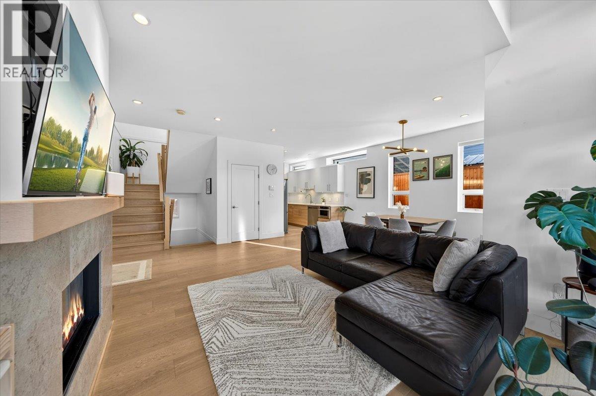 2 252 E 19th Street, North Vancouver, British Columbia  V7L 2Z2 - Photo 6 - R3083047