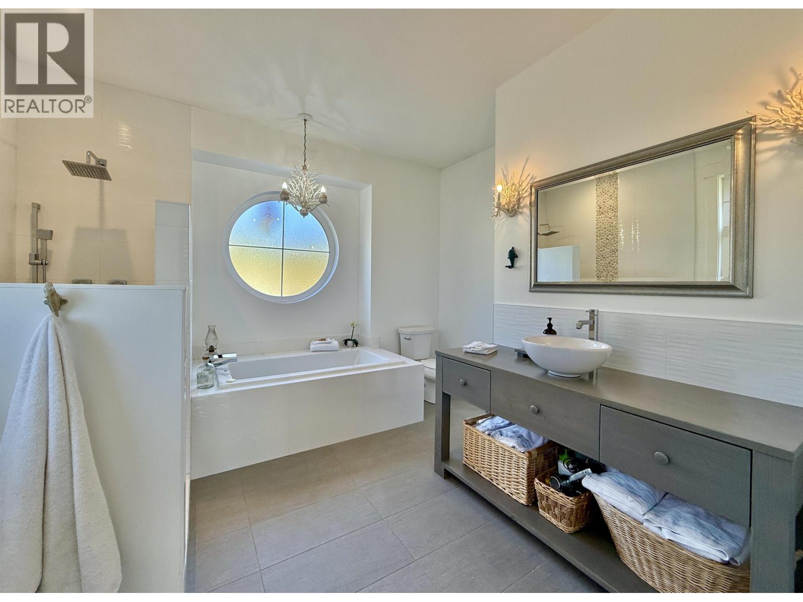 605 Woodland Avenue, Gibsons, British Columbia  V0N 1V1 - Photo 13 - R3083397