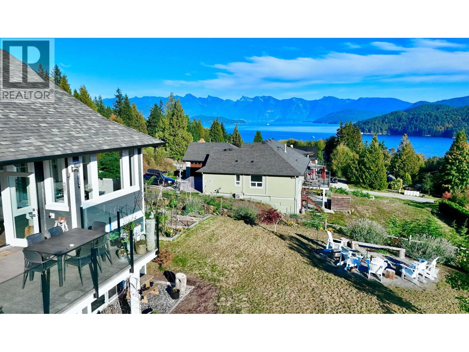 605 Woodland Avenue, Gibsons, British Columbia  V0N 1V1 - Photo 2 - R3083397