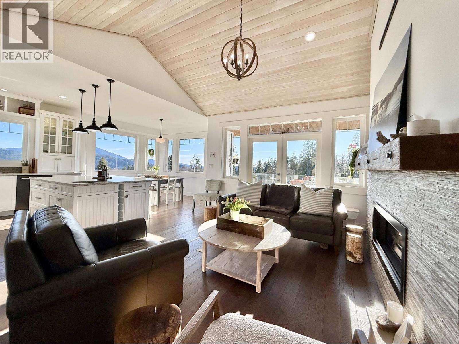 605 Woodland Avenue, Gibsons, British Columbia  V0N 1V1 - Photo 3 - R3083397