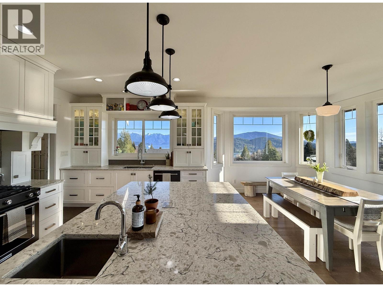 605 Woodland Avenue, Gibsons, British Columbia  V0N 1V1 - Photo 7 - R3083397