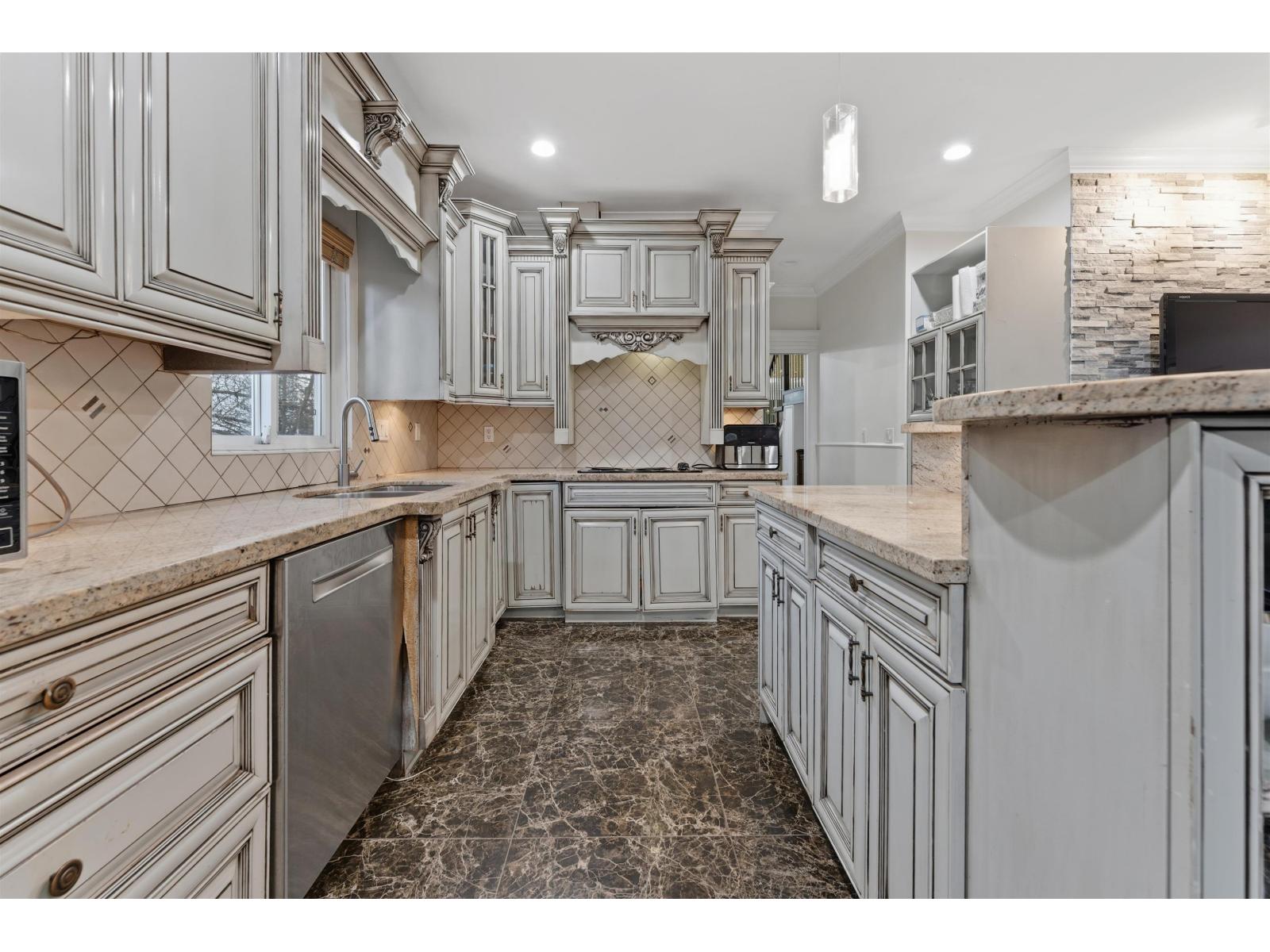 15181 68a Avenue, Surrey, British Columbia  V3S 7Y7 - Photo 8 - R3083122