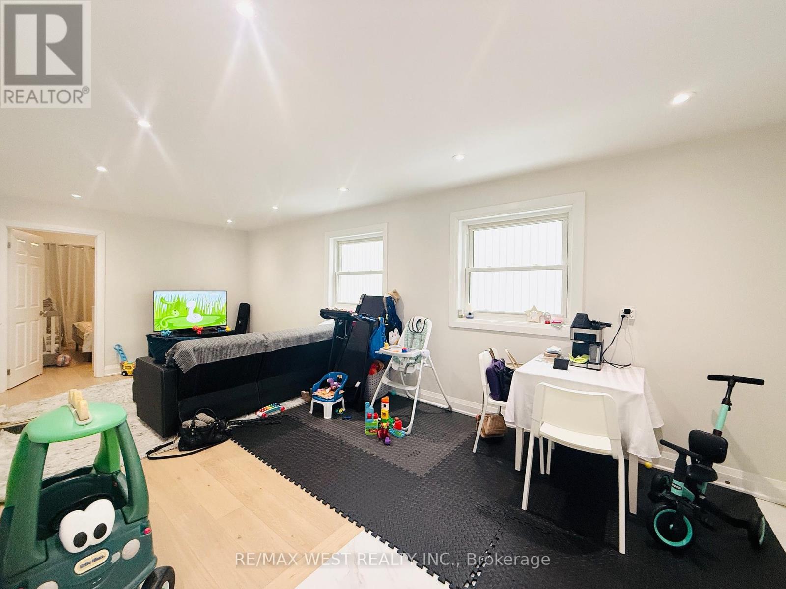 MAIN - 4 SUTHERLAND AVENUE, Toronto, Ontario