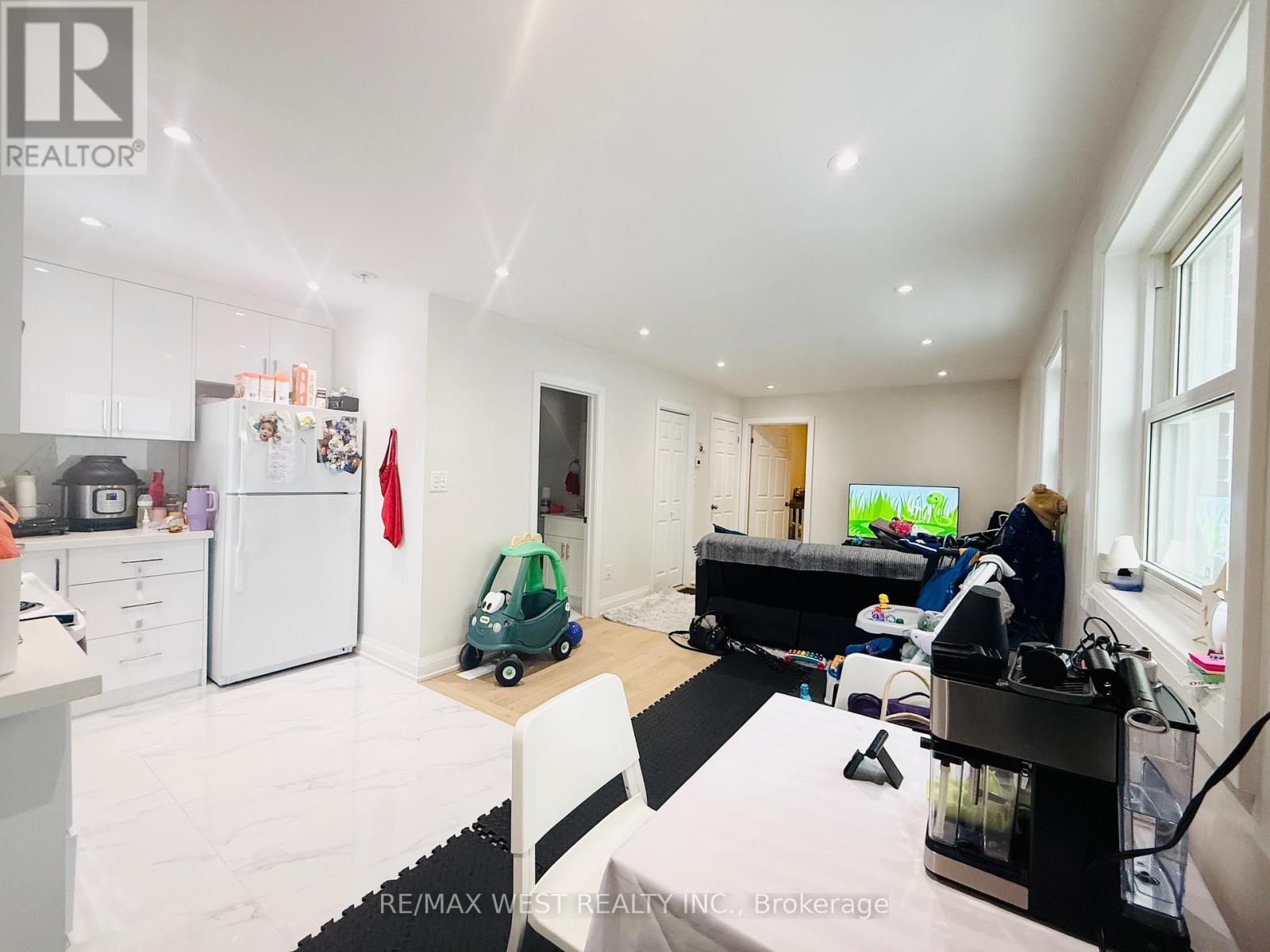 Main - 4 Sutherland Avenue, Toronto, Ontario  M4C 1R8 - Photo 10 - E12731108