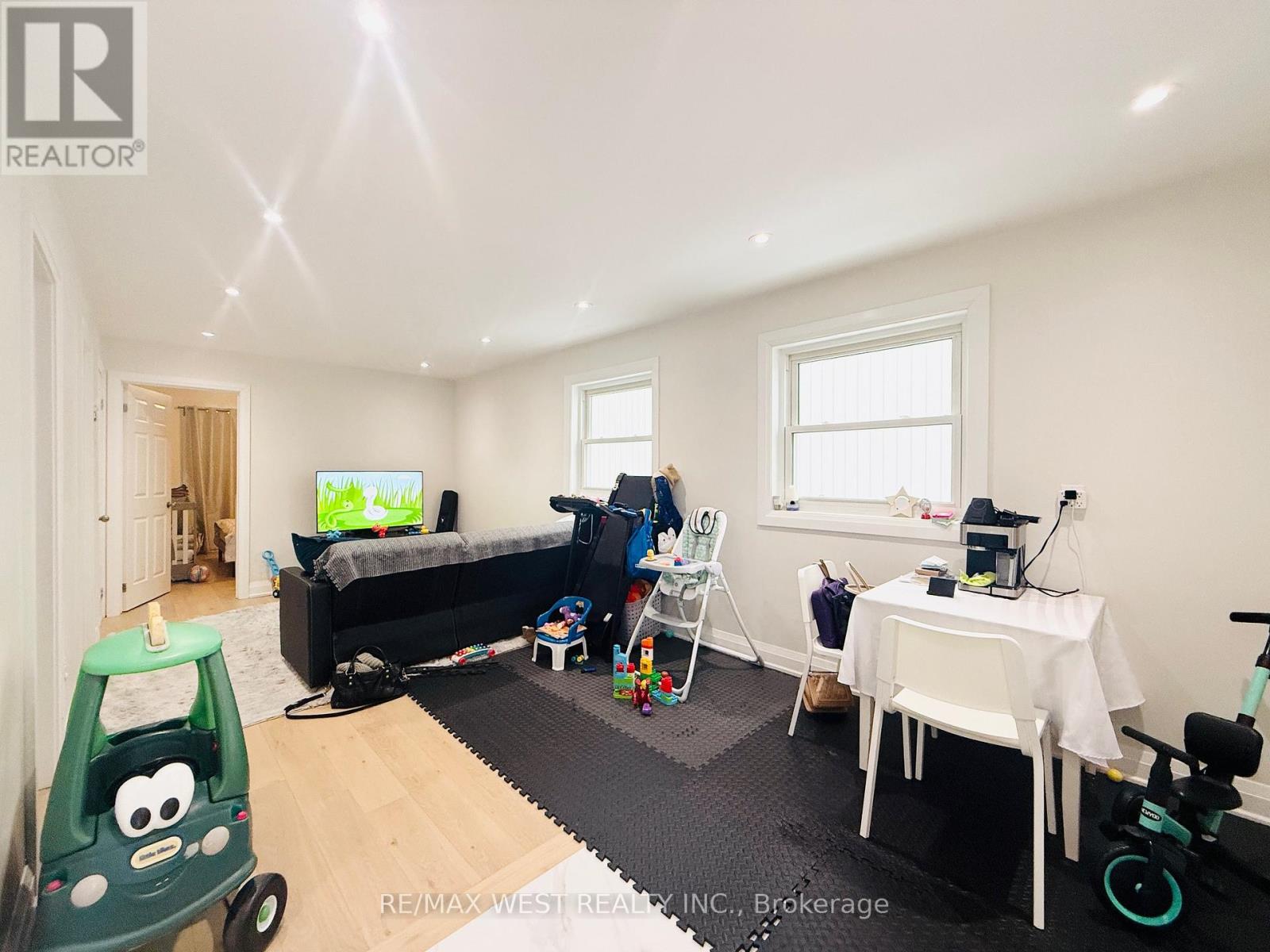 Main - 4 Sutherland Avenue, Toronto, Ontario  M4C 1R8 - Photo 11 - E12731108