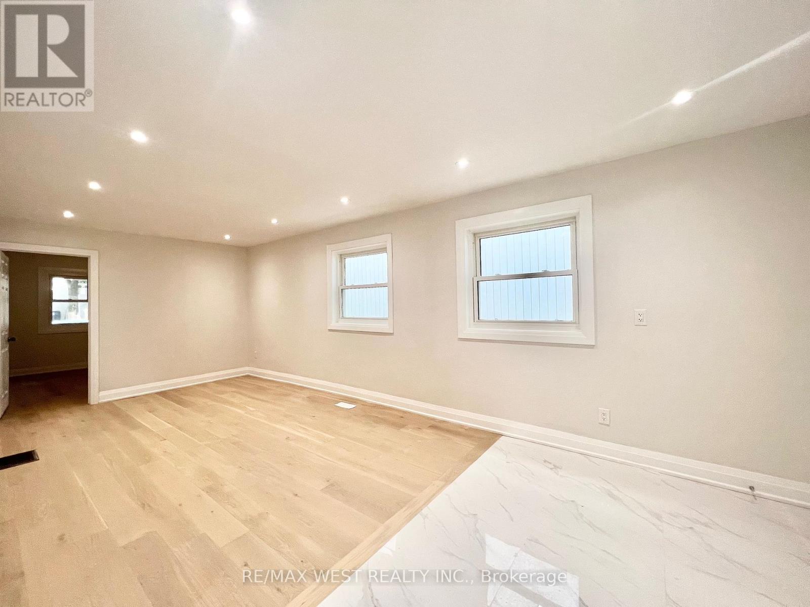 Main - 4 Sutherland Avenue, Toronto, Ontario  M4C 1R8 - Photo 2 - E12731108