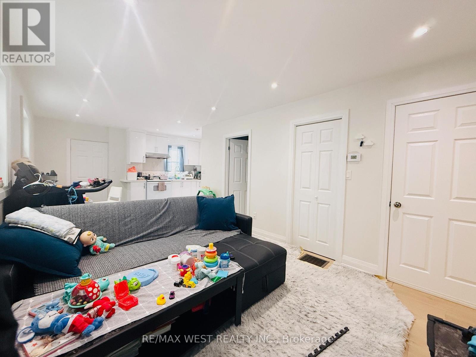 Main - 4 Sutherland Avenue, Toronto, Ontario  M4C 1R8 - Photo 9 - E12731108