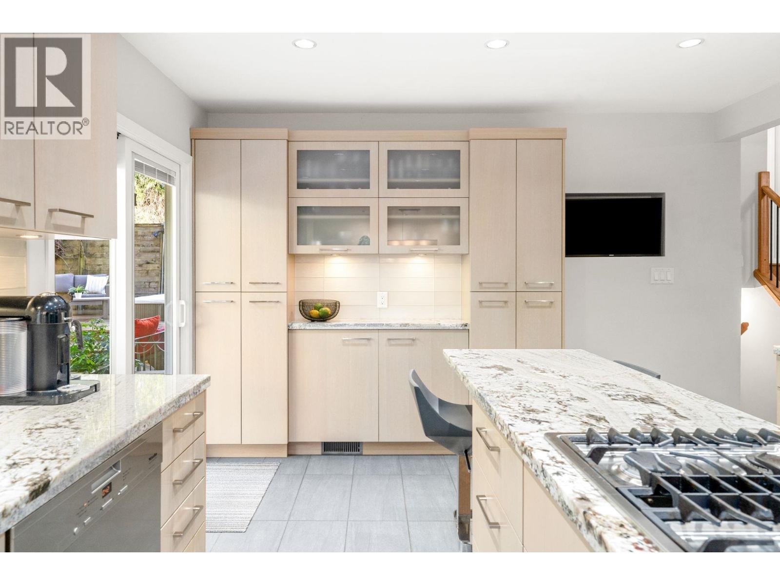 4966 Ranger Avenue, North Vancouver, British Columbia  V7R 3M4 - Photo 6 - R3083226