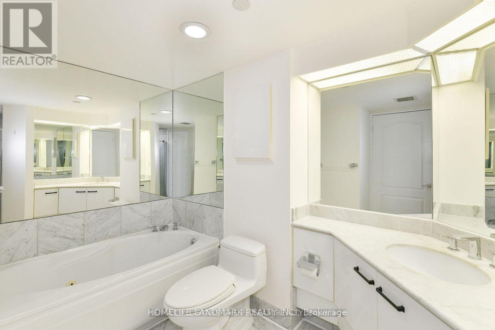 2202 - 38 Elm Street, Toronto, Ontario  M5G 2K5 - Photo 8 - C12731158