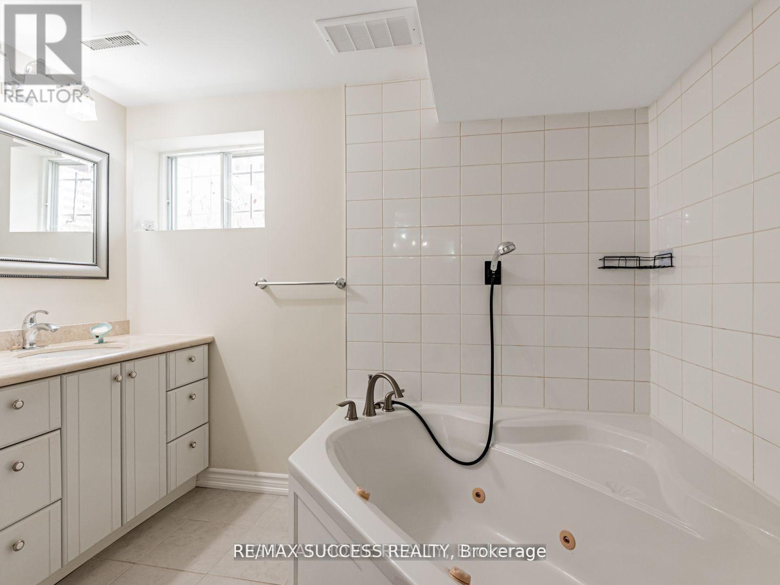 Basement - 7 Point O'woods Drive, Vaughan, Ontario  L4K 2E1 - Photo 9 - N12731194