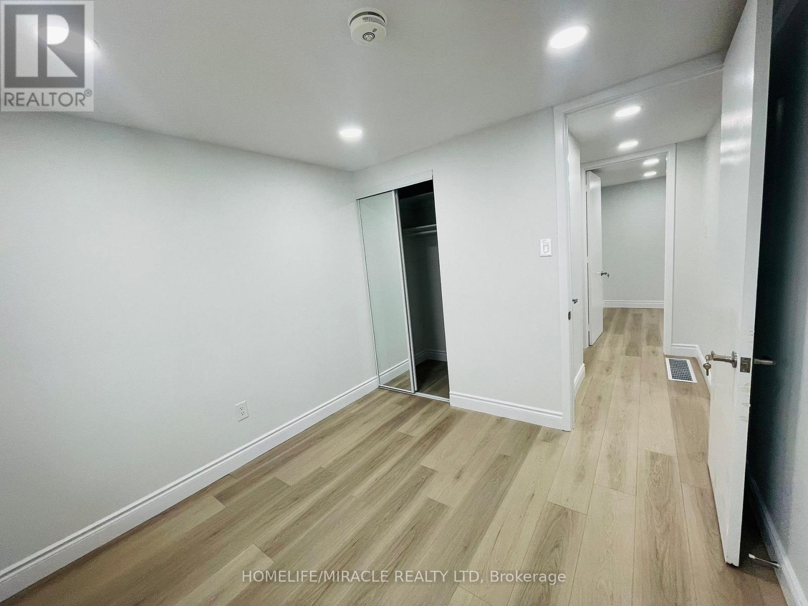 Upper - 45 Elmvale Crescent, Toronto, Ontario  M9V 2B8 - Photo 10 - W12731200