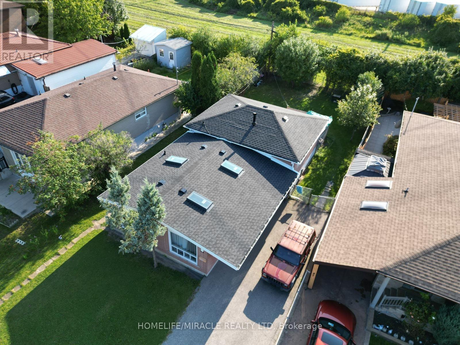 Upper - 45 Elmvale Crescent, Toronto, Ontario  M9V 2B8 - Photo 2 - W12731200