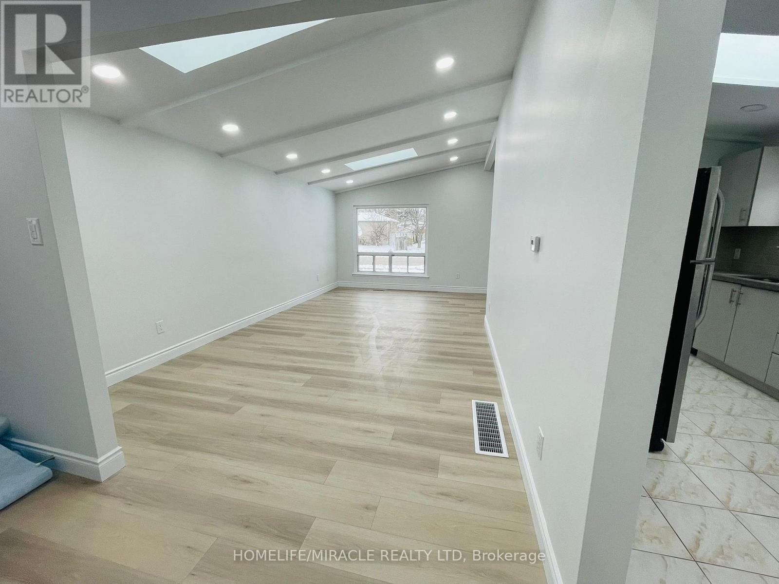 Upper - 45 Elmvale Crescent, Toronto, Ontario  M9V 2B8 - Photo 5 - W12731200