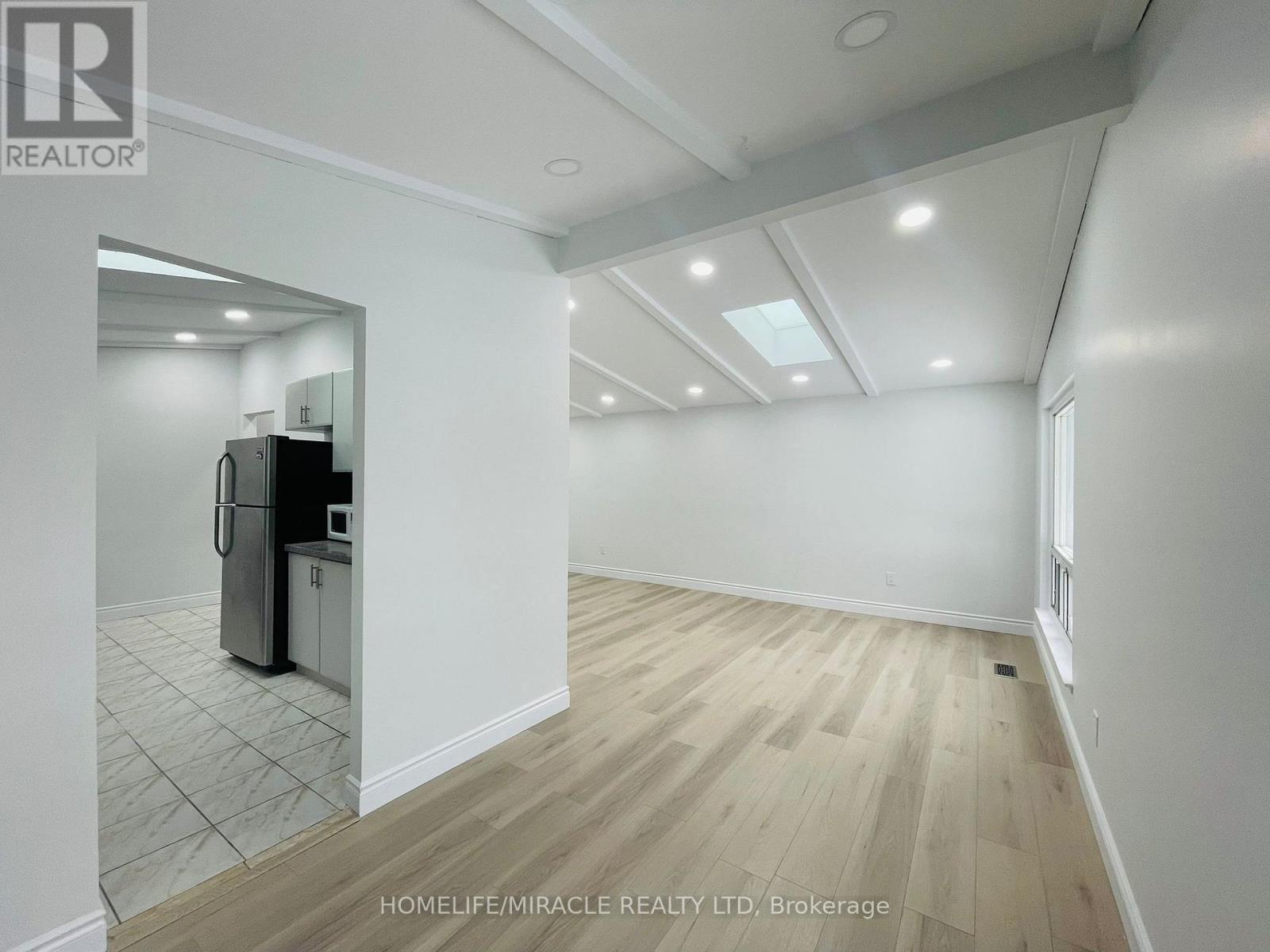 Upper - 45 Elmvale Crescent, Toronto, Ontario  M9V 2B8 - Photo 6 - W12731200