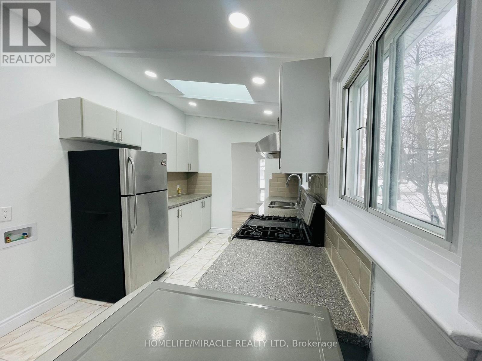 Upper - 45 Elmvale Crescent, Toronto, Ontario  M9V 2B8 - Photo 7 - W12731200