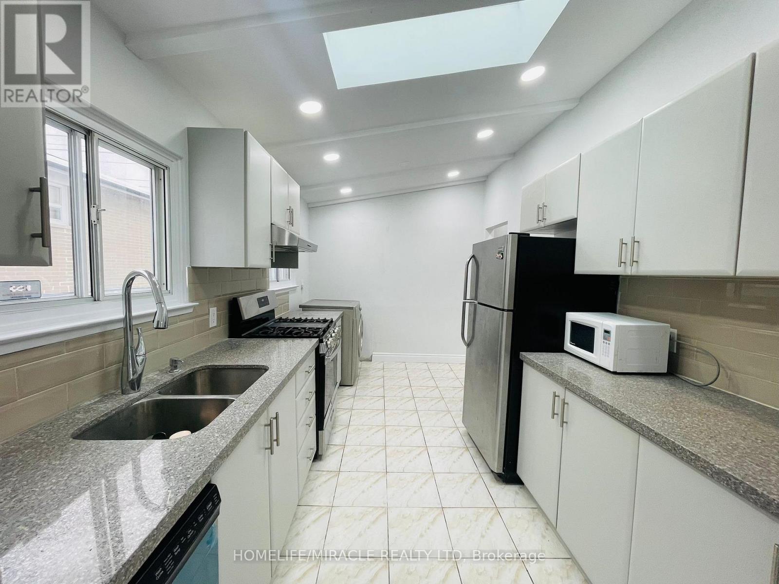 Upper - 45 Elmvale Crescent, Toronto, Ontario  M9V 2B8 - Photo 8 - W12731200