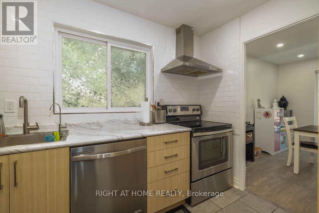 13 - 23 Four Winds Drive, Toronto, Ontario  M3J 1K7 - Photo 7 - W12731226