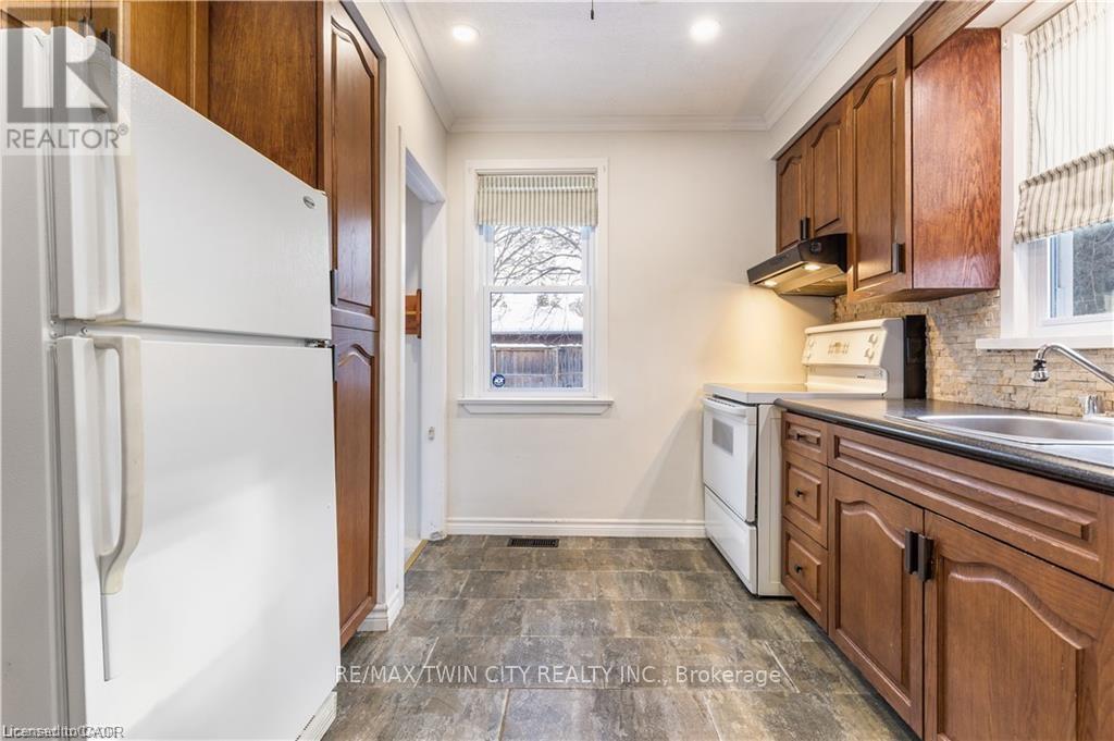 69 Lowrey Avenue N, Cambridge, Ontario  N1R 5A4 - Photo 3 - X12731230